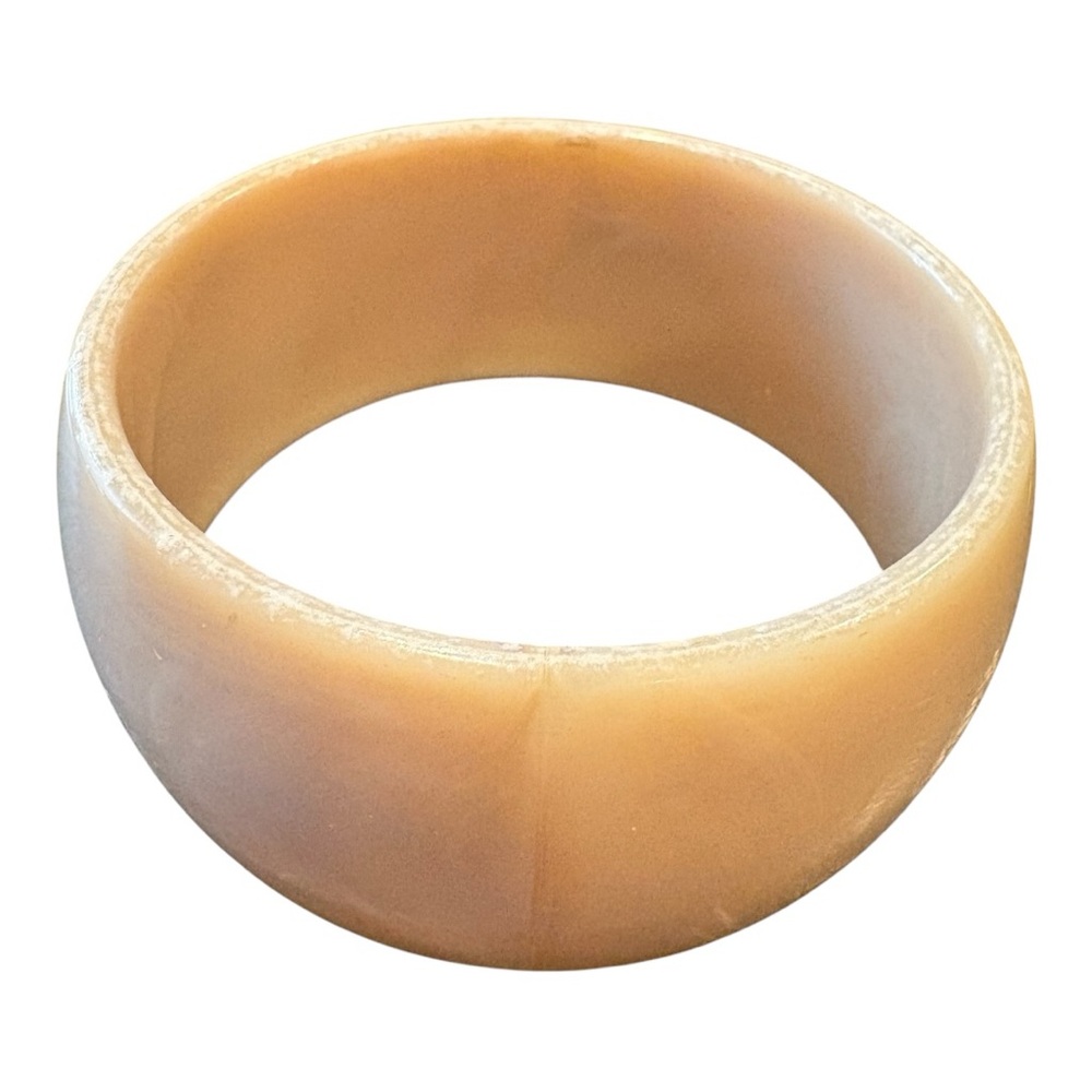 Vintage Wide Bakelite-Style Lucite Bangle Bracelet – Beige Marbled Finish J12